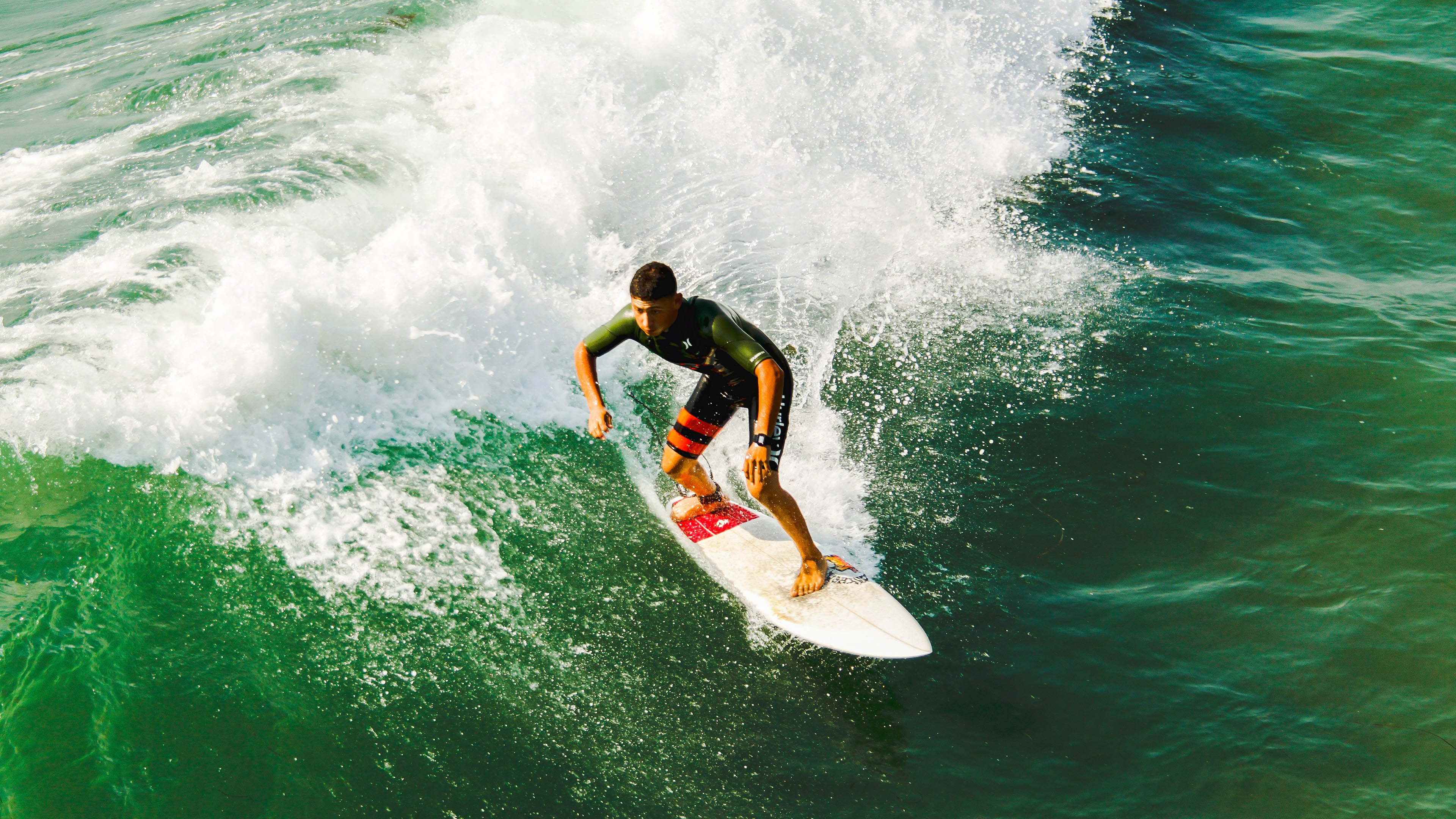 爱游戏平台-莱谢恩·卡萨斯冲线瞬间点燃现场气氛，莱恩·卡斯滕